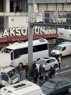 E-5 Karayolu Haramidere mevkiinde kamyonet ve otomobilin çarpıştığı trafik kazası sonrası olay yeri