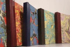 Hanife Cansever, ebru sanatıyla süslenmiş kişiye özel defterler hazırlıyor