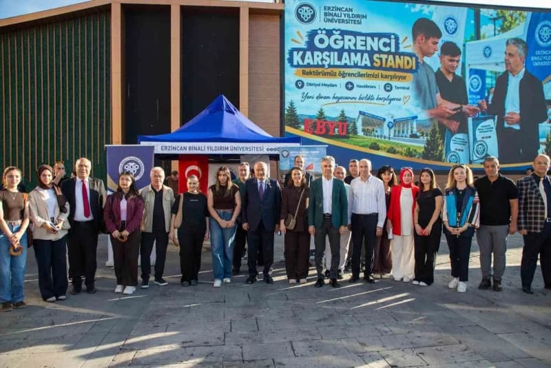 Erzincan Binali Yıldırım Üniversitesi Rektörü ve heyeti öğrencileri karşılamak için kurulan stantları ziyaret ediyor
