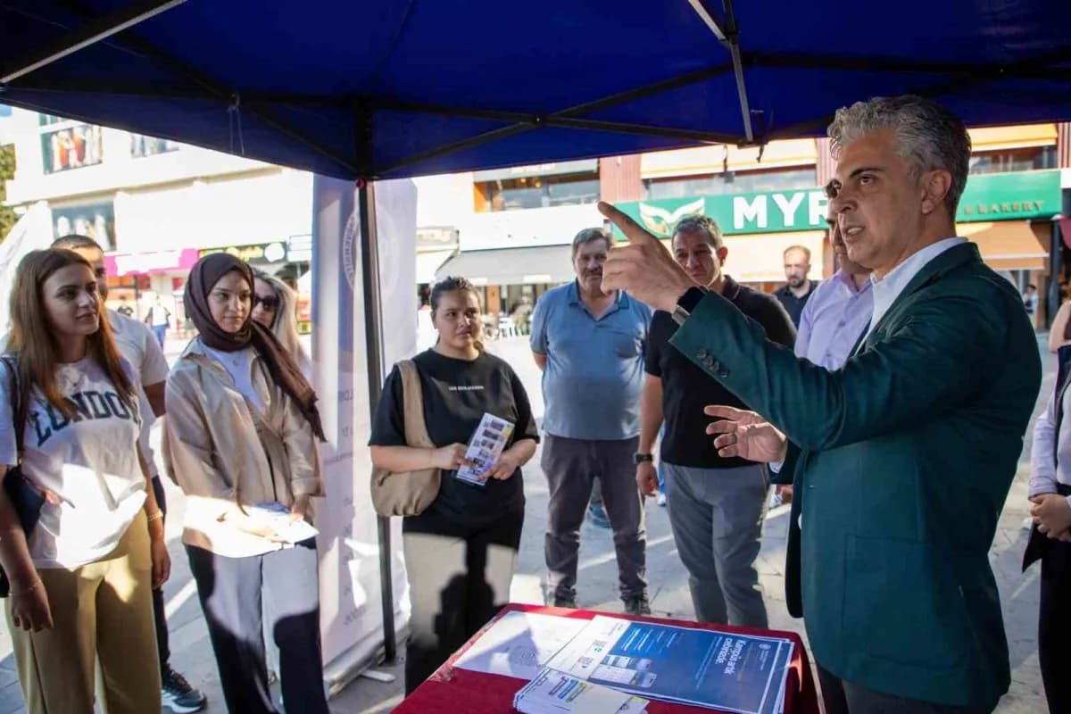 Erzincan Binali Yıldırım Üniversitesi (EBYÜ) Rektörü Prof. Dr. Ufuk Kuyrukluyıldız, üniversite öğrencilerini karşılamak