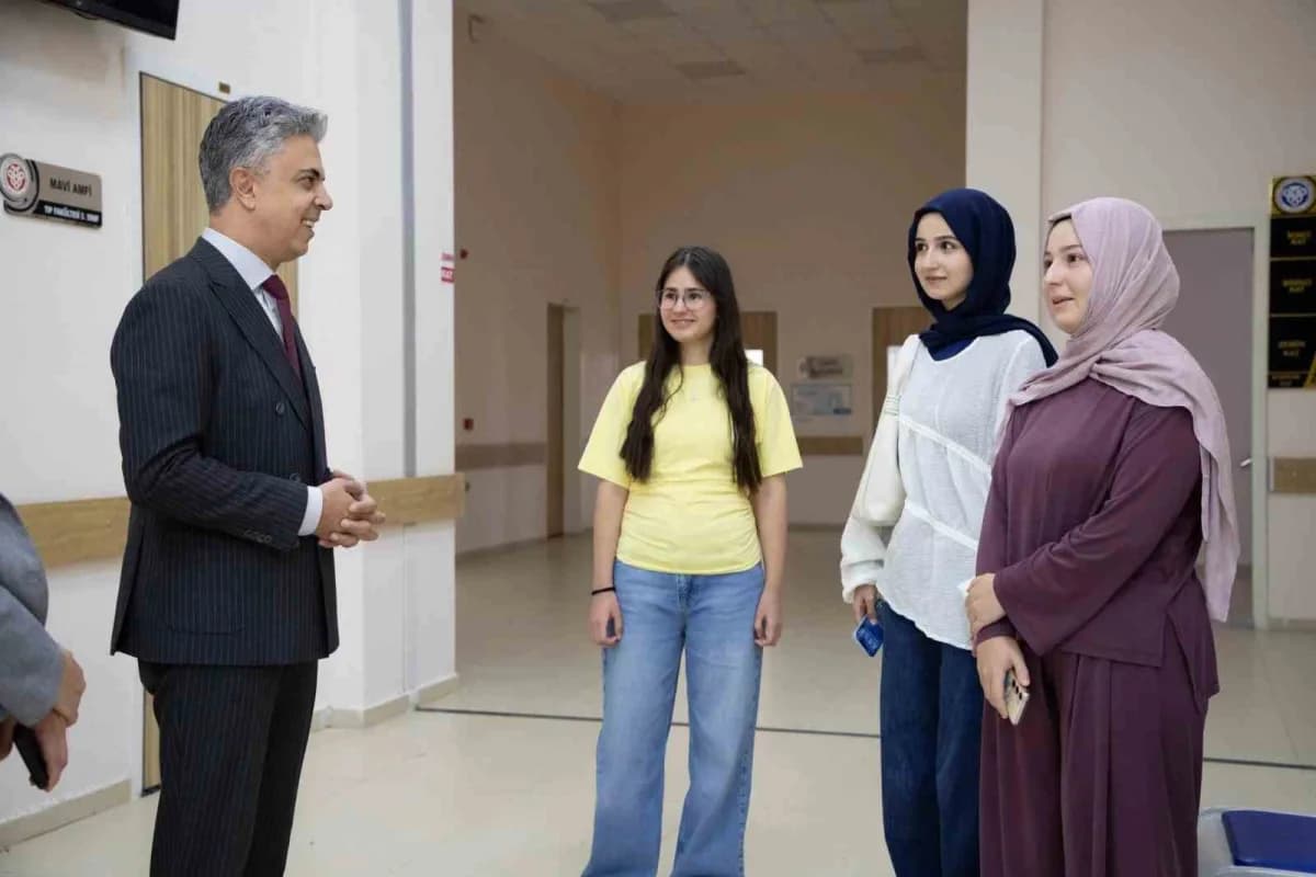 EBYÜ Rektörü Kuyrukluyıldız, Tıp Fakültesi öğrencileriyle buluştu