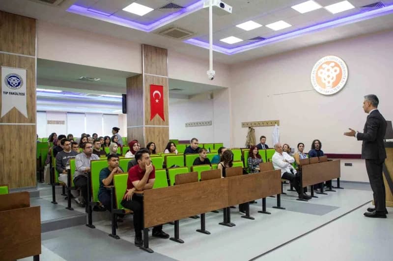 EBYÜ Rektörü Kuyrukluyıldız, Tıp Fakültesi öğrencileriyle buluştu