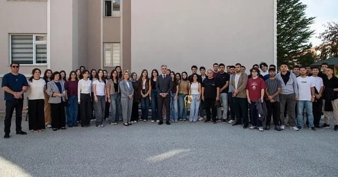 EBYÜ Rektörü Prof. Dr. Ufuk Kuyrukluyıldız, Tıp Fakültesi öğrencileriyle toplantıda