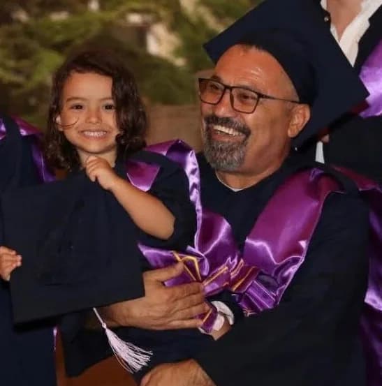 65 yaşındaki çiçeği burnunda eczacı Haydar Koçak ve torunu Dünya