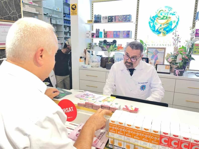 İzmir'de yaşayan 65 yaşındaki Haydar Koçak (Solda), 12 Eylül 1980 askeri darbesi nedeniyle yarım bırakmak zorunda kaldığ