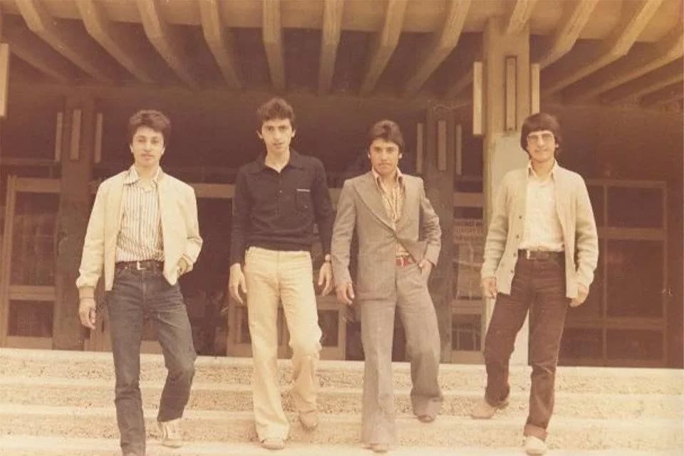 48 yıl önce 17 yaşındayken Hacettepe Üniversitesi Eczacılık Fakültesi'nin kapısından içeri giren Haydar Koçak'ın (Soldan