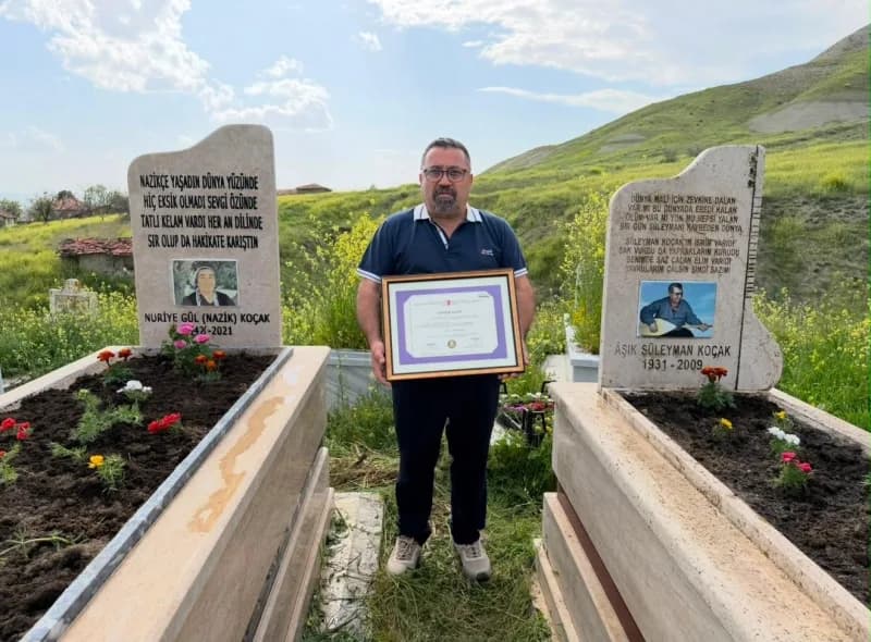 48 yıl sonra mezun olarak eczacı olan Haydar Koçak, diploması ile birlikte anne ve babasının mezarında