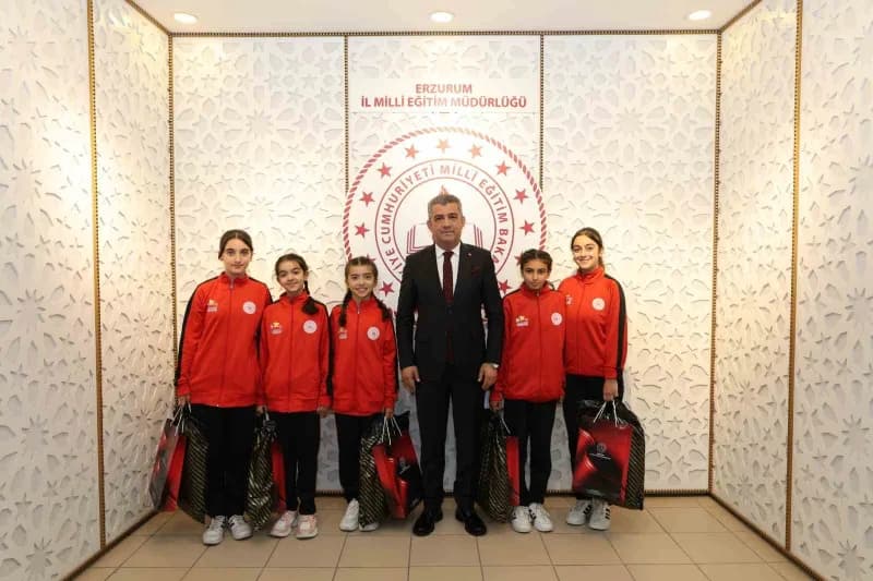 Erzurum’da Masa Tenisi branşında Elde ettiği başarılarla adından söz ettiren Horasan Mümtaz Turhan Ortaokulu öğrencisi E