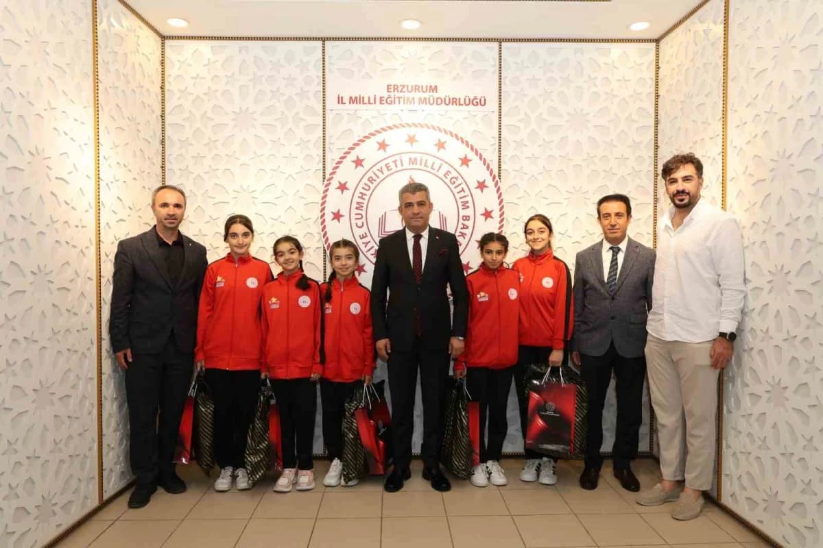 Erzurum’da Masa Tenisi branşında Elde ettiği başarılarla adından söz ettiren Horasan Mümtaz Turhan Ortaokulu öğrencisi E