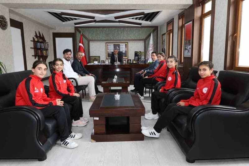 Erzurum’da Masa Tenisi branşında Elde ettiği başarılarla adından söz ettiren Horasan Mümtaz Turhan Ortaokulu öğrencisi E
