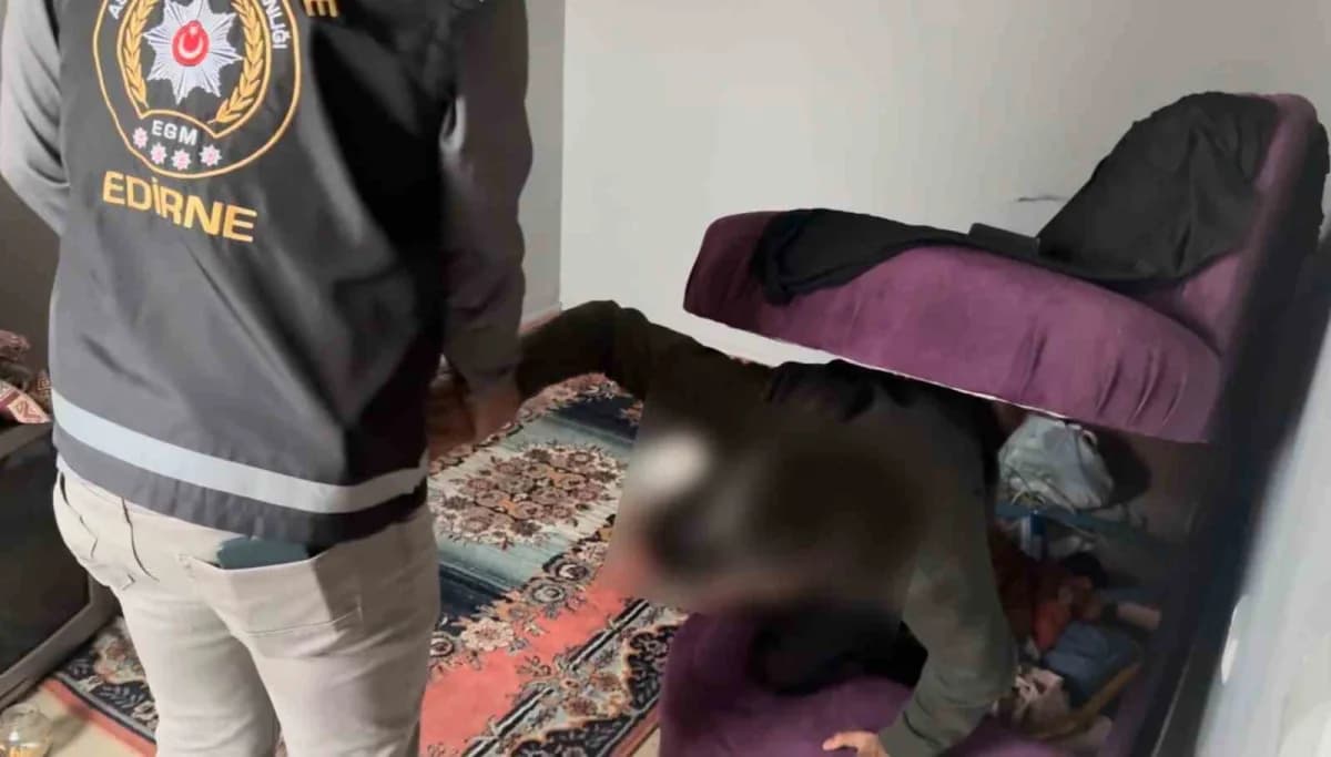 Edirne'de hakkında 15 yıl 2 ay hapis cezası bulunan cezaevi firarisinin saklandığı evde bazanın içerisinde yakalanma anı