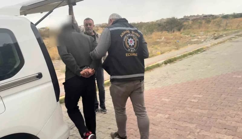 Edirne'de hakkında 15 yıl 2 ay hapis cezası bulunan cezaevi firarisinin saklandığı evde bazanın içerisinde yakalanma anı