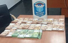 Edirne Kapıkule Sınır Kapısı'nda gümrük kontrolü yapan ekipler ve sınır kapısı görünümü