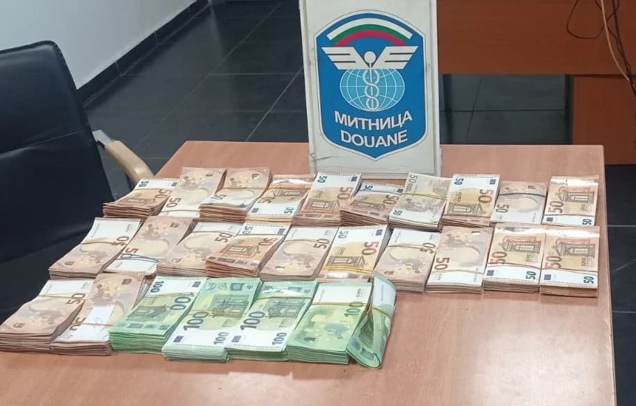 Edirne Kapıkule Sınır Kapısı'nda gümrük kontrolü yapan ekipler ve sınır kapısı görünümü