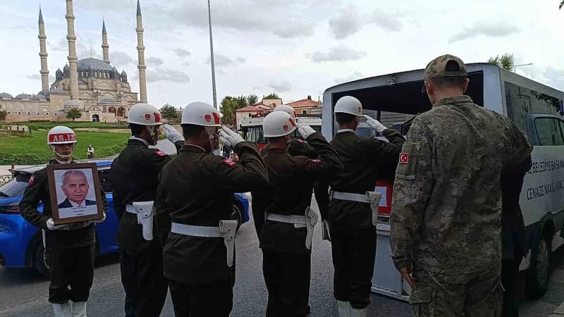 Edirne'de 86 yaşındaki Kıbrıs Gazisi Aziz Özbek, Eski Cami’de öğle namazının ardından düzenlenen askeri törenle son yolc