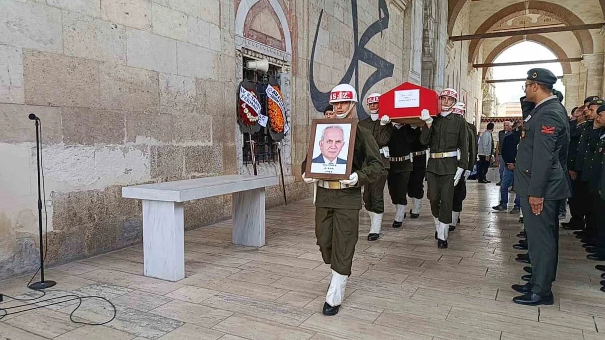 Edirne Eski Cami avlusunda Kıbrıs Gazisi Aziz Özbek için düzenlenen askeri cenaze töreni
