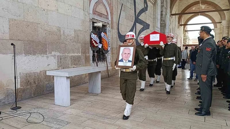 Edirne Eski Cami avlusunda Kıbrıs Gazisi Aziz Özbek için düzenlenen askeri cenaze töreni