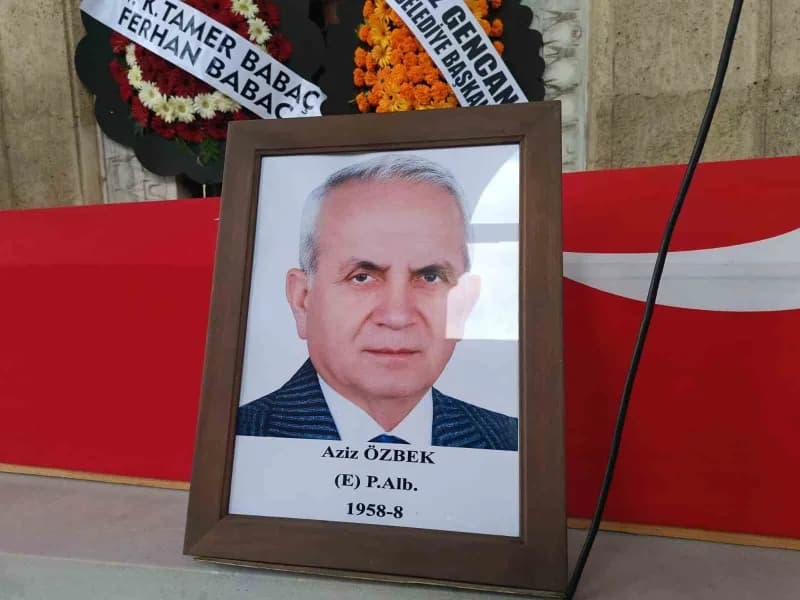 Edirne'de 86 yaşındaki Kıbrıs Gazisi Aziz Özbek, Eski Cami’de öğle namazının ardından düzenlenen askeri törenle son yolc