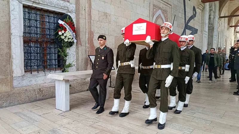 Edirne'de 86 yaşındaki Kıbrıs Gazisi Aziz Özbek, Eski Cami’de öğle namazının ardından düzenlenen askeri törenle son yolc