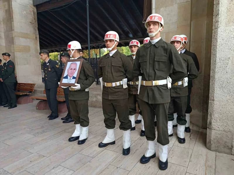 Edirne'de 86 yaşındaki Kıbrıs Gazisi Aziz Özbek, Eski Cami’de öğle namazının ardından düzenlenen askeri törenle son yolc