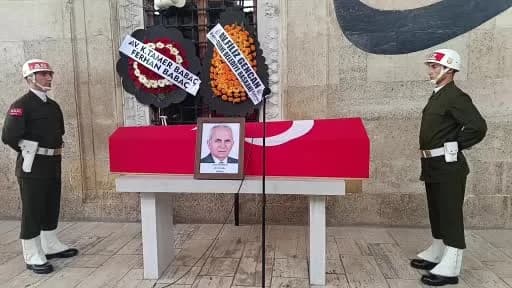 Edirne Eski Cami avlusunda Kıbrıs Gazisi Aziz Özbek için düzenlenen askeri cenaze töreni