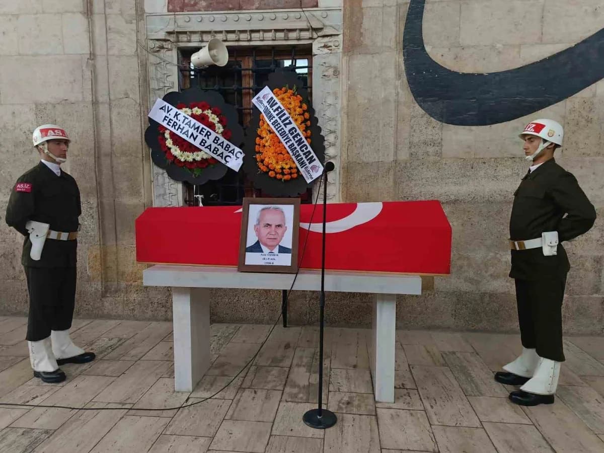 Edirne'de 86 yaşındaki Kıbrıs Gazisi Aziz Özbek, Eski Cami’de öğle namazının ardından düzenlenen askeri törenle son yolc