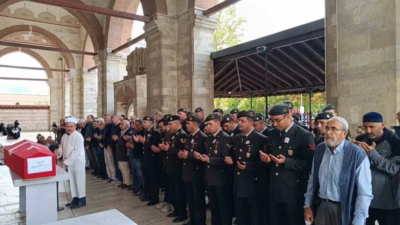 Edirne'de 86 yaşındaki Kıbrıs Gazisi Aziz Özbek, Eski Cami’de öğle namazının ardından düzenlenen askeri törenle son yolc