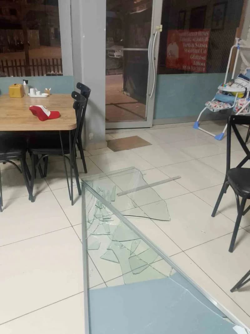 Edirne'de bir lokantada, işletmeci ve eşi, iddiaya göre çevrede yüksek sesle küfürlü konuşan grubu uyarmalarının ardında