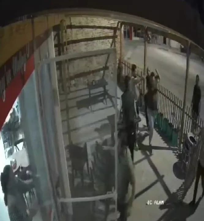 Edirne'de bir lokantada, işletmeci ve eşi, iddiaya göre çevrede yüksek sesle küfürlü konuşan grubu uyarmalarının ardında