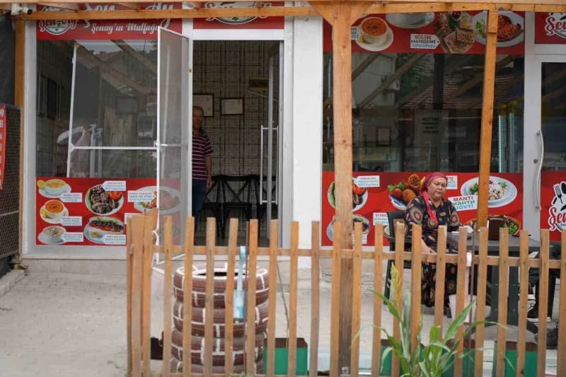 Edirne'de bir lokantada, işletmeci ve eşi, iddiaya göre çevrede yüksek sesle küfürlü konuşan grubu uyarmalarının ardında
