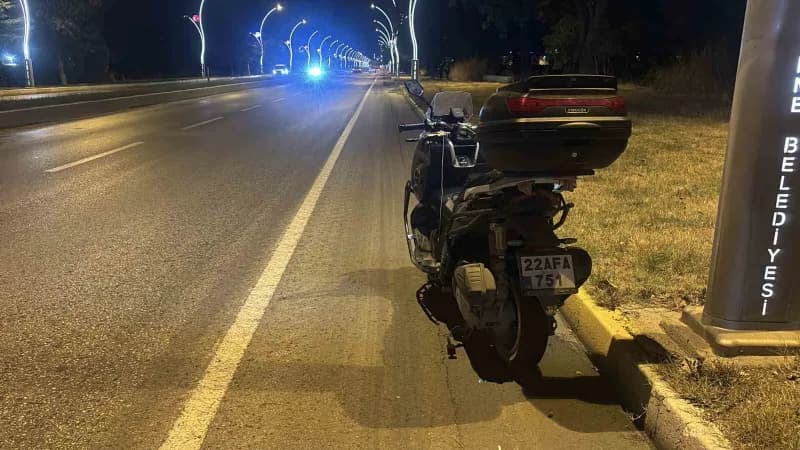 Edirne’de trafiğin sakin olduğu saatte aynı istikamette ilerleyen iki motosiklet çarpıştı: 1 sürücü hastaneye kaldırıldı