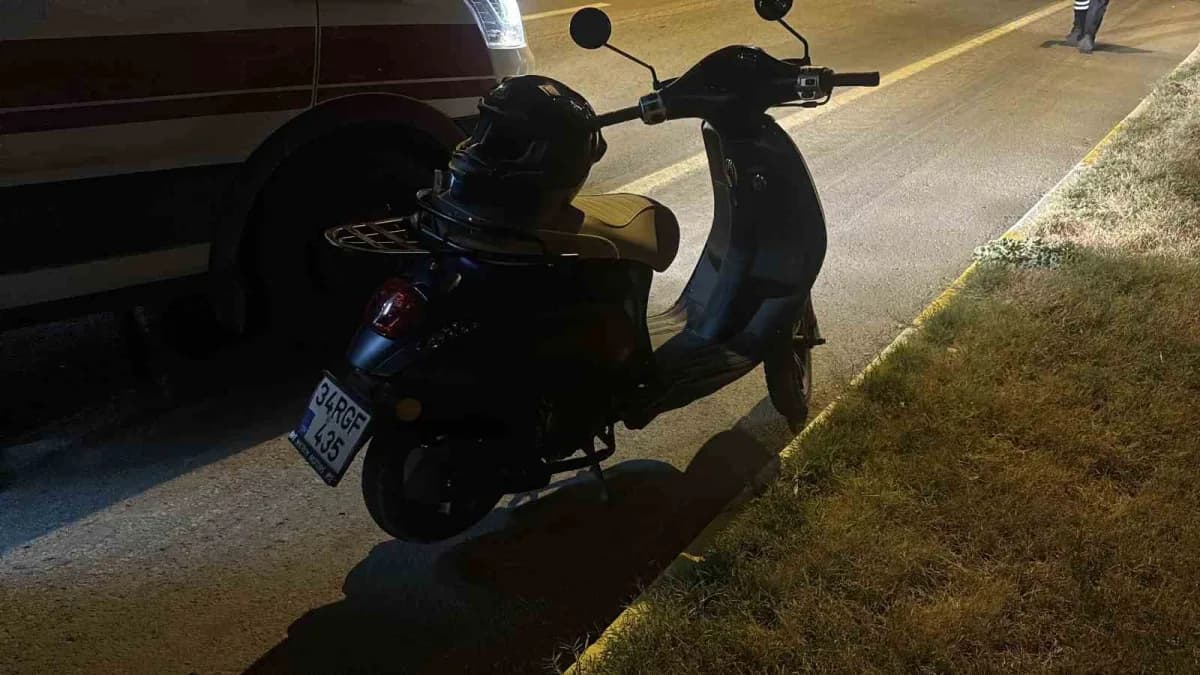 Edirne Atatürk Bulvarı’nda meydana gelen motosiklet kazasında yaralı sürücü ambulansa taşınıyor