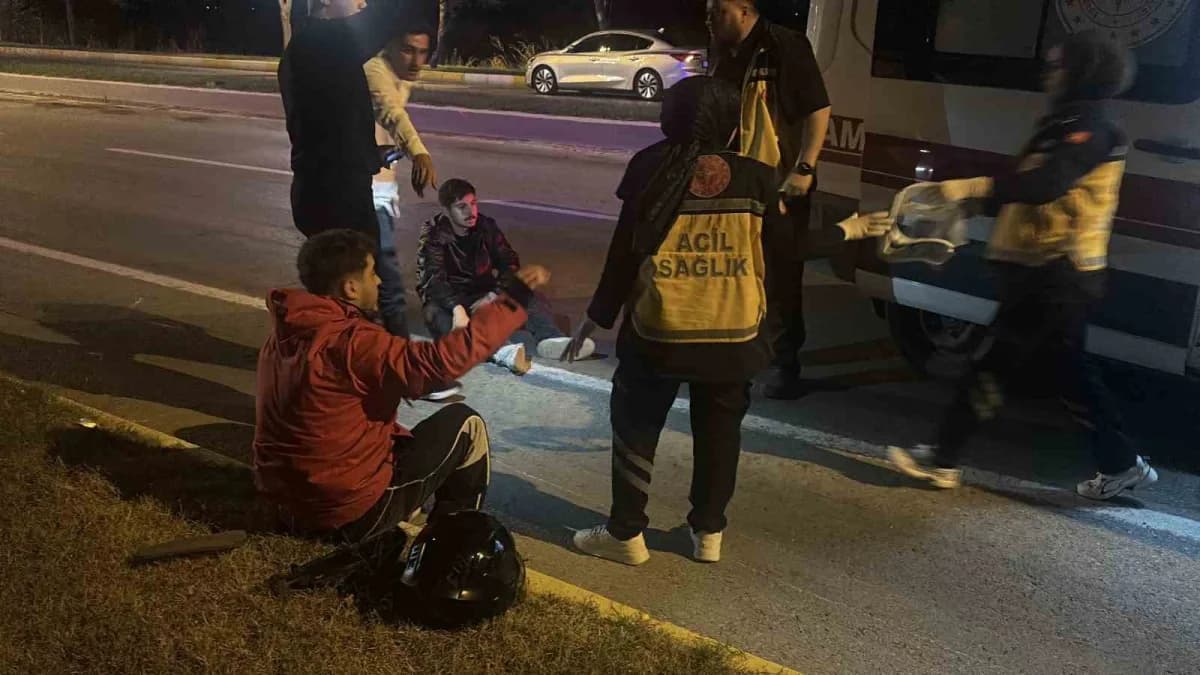 Edirne’de trafiğin sakin olduğu saatte aynı istikamette ilerleyen iki motosiklet çarpıştı: 1 sürücü hastaneye kaldırıldı