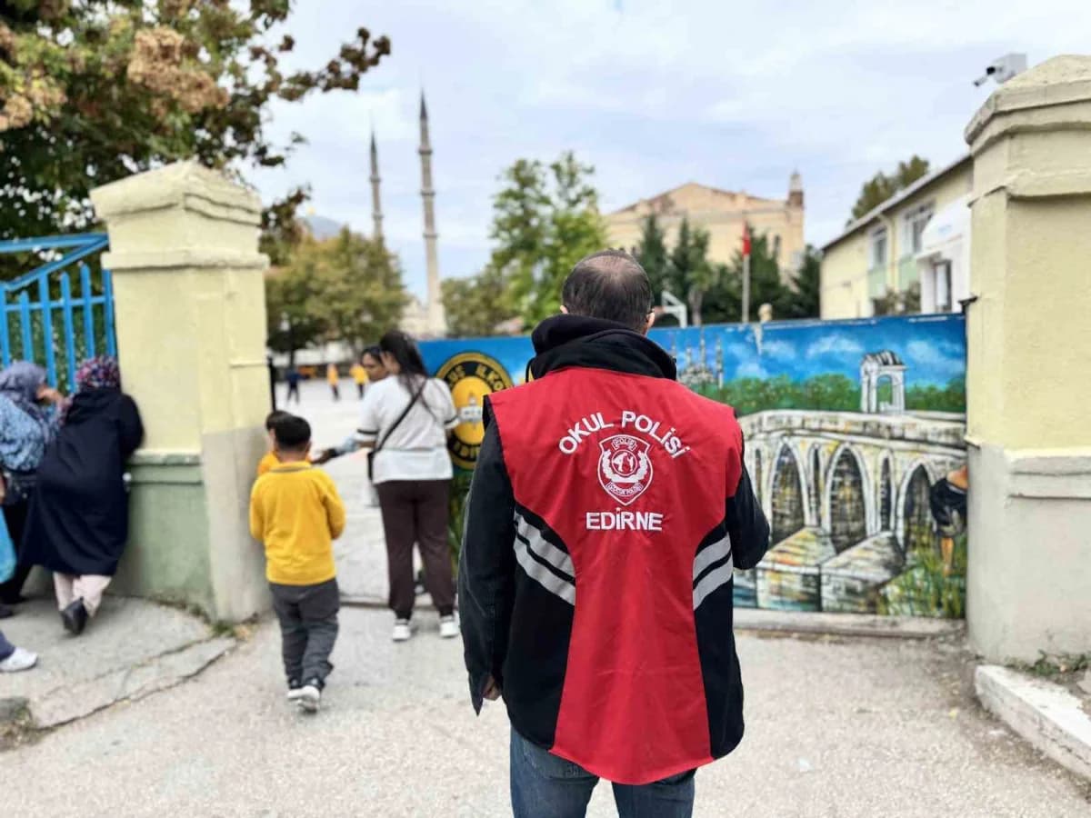 Edirne’de polis ekipleri okul çevresinde güvenlik önlemleri alıyor