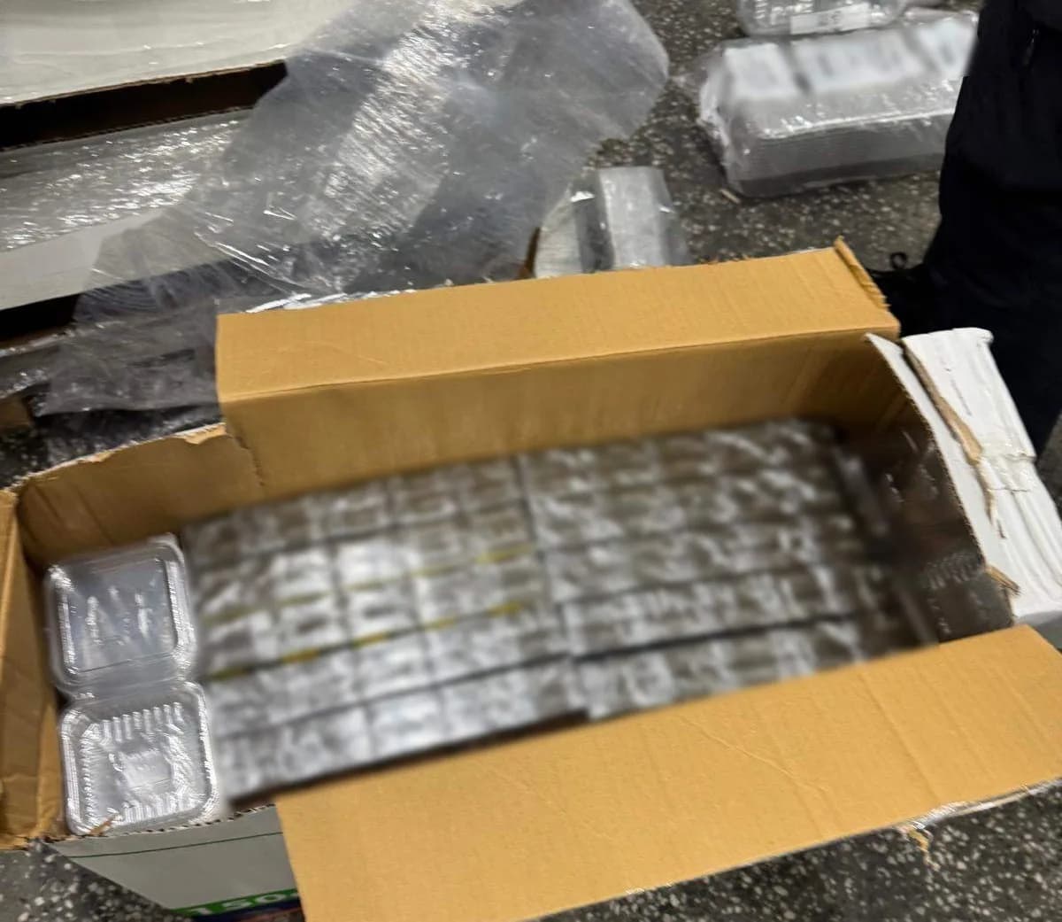 Edirne Kapıkule sınır kapısında gümrük kontrolü sırasında plastik kutular arasında bulunan kaçak sigaralar