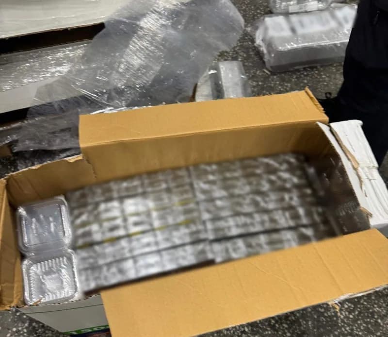 Edirne Kapıkule sınır kapısında gümrük kontrolü sırasında plastik kutular arasında bulunan kaçak sigaralar