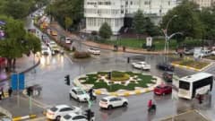 Edirne’de sağanak yağış sırasında şemsiye kullanan vatandaşlar ve sokaklar