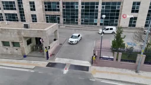 Edirne’de yasa dışı bahis operasyonu kapsamında polis ekipleri gözaltı işlemi yapıyor
