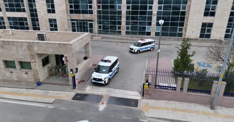 Edirne’de yasa dışı bahis operasyonu kapsamında polis ekipleri gözaltı işlemi yapıyor