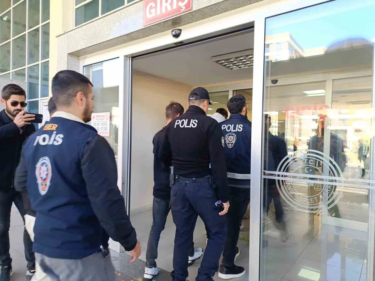 Edirne’de yasa dışı bahis operasyonu kapsamında polis ekipleri tarafından gözaltına alınan şüpheliler adliyeye sevk edil