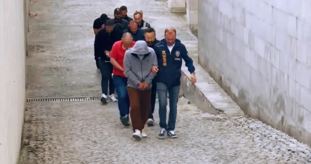 Edirne’de yasa dışı bahis operasyonunda polis ekipleri gözaltı işlemi yapıyor