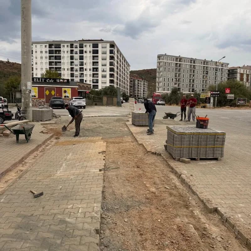 Balıkesir Edremit Kadıköy Mahallesi 20140. Sokak'ta devam eden yol çalışmaları