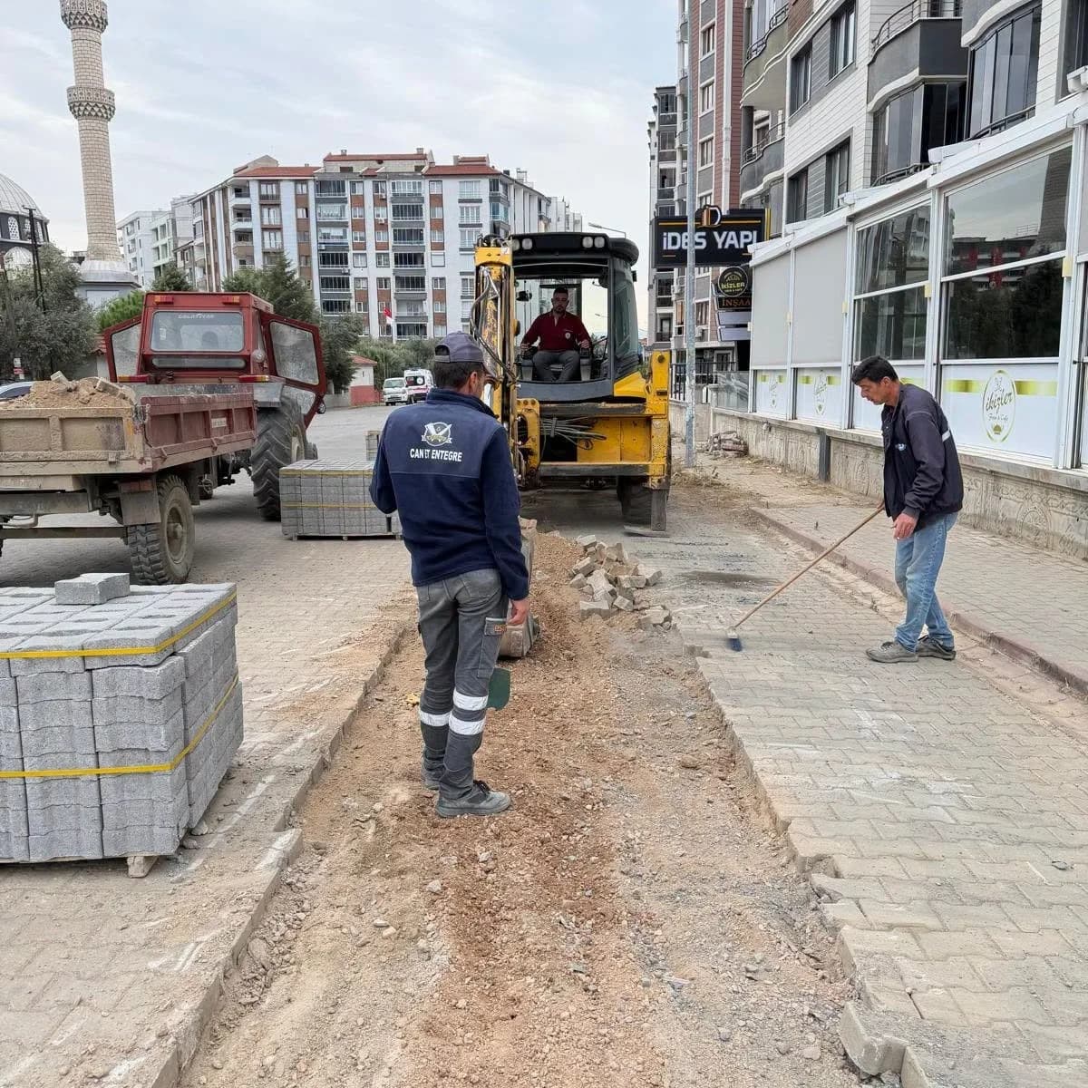 Balıkesir’in Edremit ilçesine bağlı Kadıköy Mahallesi 20140. Sokak’ta yol tamirat çalışmaları devam ediyor.