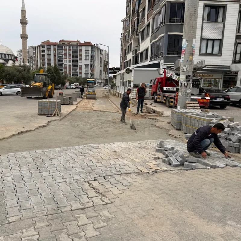 Balıkesir’in Edremit ilçesine bağlı Kadıköy Mahallesi 20140. Sokak’ta yol tamirat çalışmaları devam ediyor.