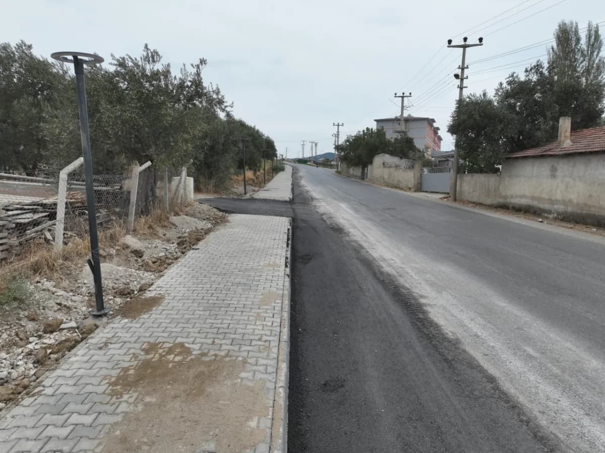 Edremit Hamdibey Caddesi’nde yol genişletme ve ışıklandırma çalışmaları sonrası modern ulaşım alanı