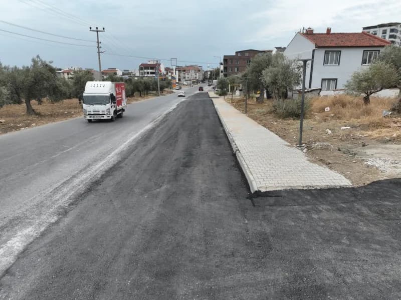 Edremit Belediyesi, Tuzcumurat Mahallesi Hamdibey Caddesi üzerinde gerçekleştirdiği yol genişletme, yürüyüş yolu, ışıkla