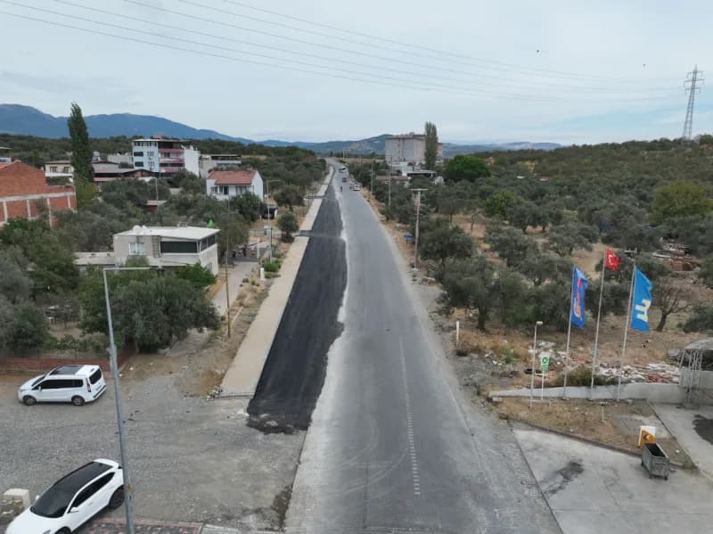 Edremit Belediyesi, Tuzcumurat Mahallesi Hamdibey Caddesi üzerinde gerçekleştirdiği yol genişletme, yürüyüş yolu, ışıkla