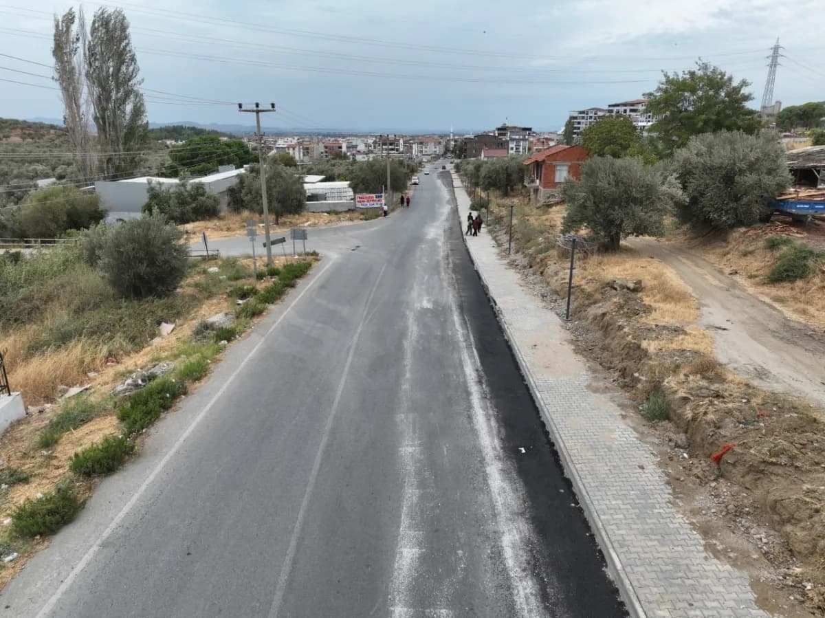 Edremit Belediyesi, Tuzcumurat Mahallesi Hamdibey Caddesi üzerinde gerçekleştirdiği yol genişletme, yürüyüş yolu, ışıkla