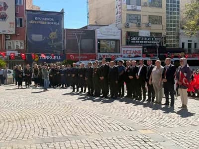 Edremit’te 19 Eylül Gaziler Günü töreninde Atatürk Anıtı önünde çelenk sunumu ve protokol üyeleri