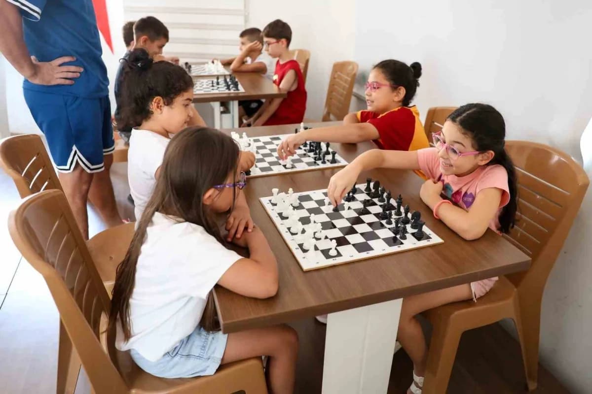 Efeler Belediyesi gençlere yönelik eğitim ve sosyal destek projeleri kapsamında gençlerin teknoloji ve sosyal alanlarda